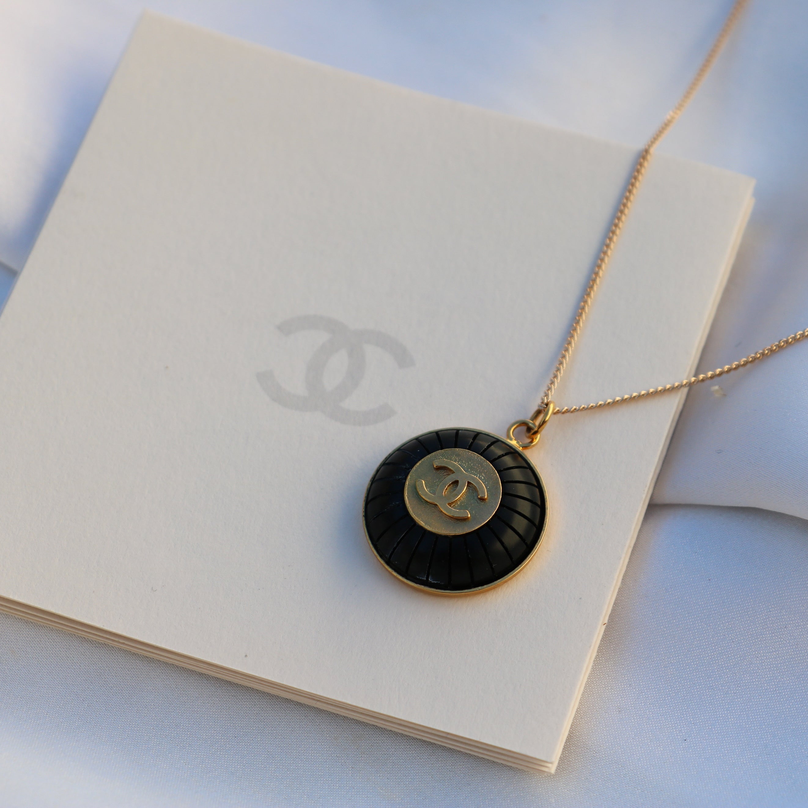 COLLIER UPCYCLÉ CHANEL | NOIR À RAYURES