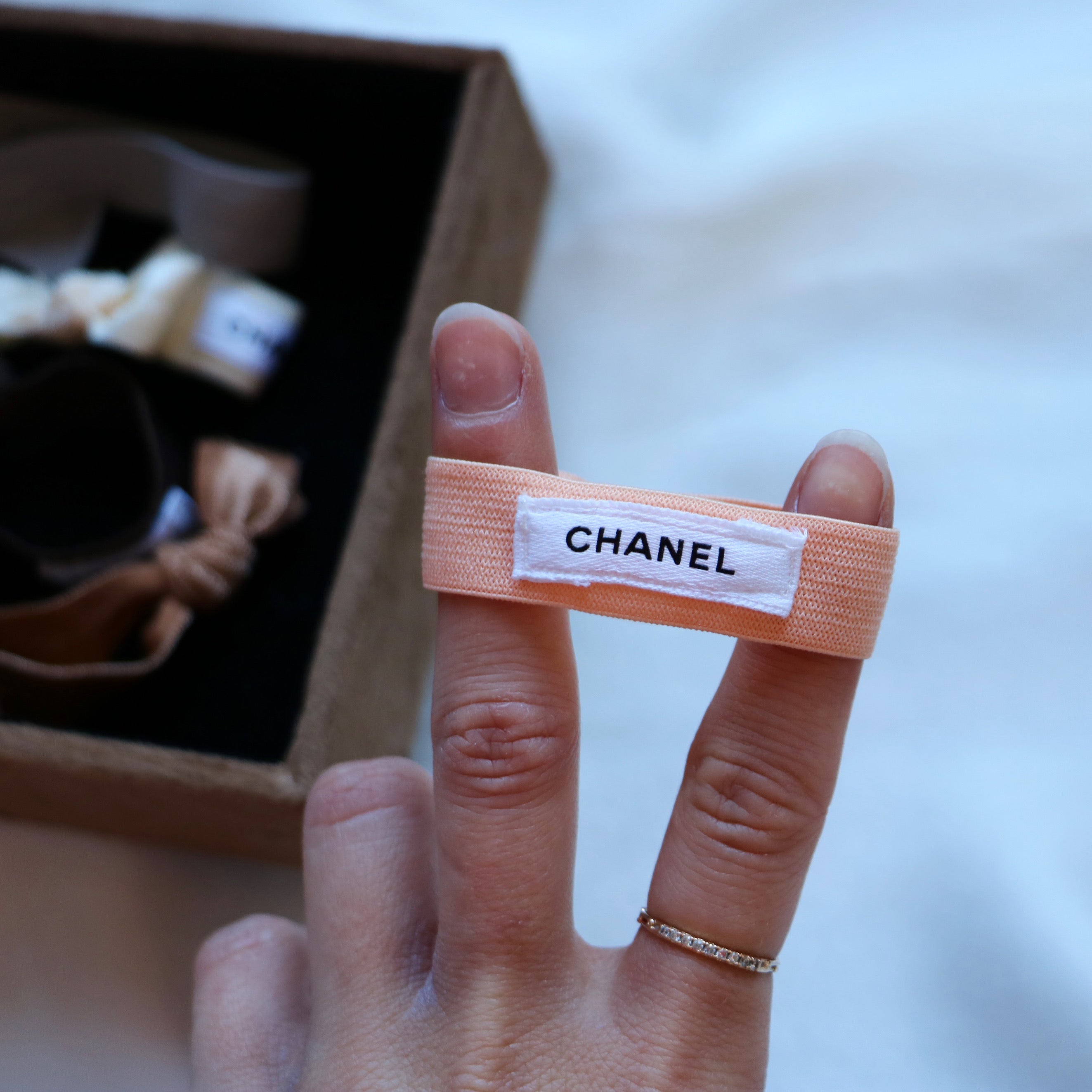 BRACELET ÉLASTIQUE UPCYCLÉ | RUBAN CHANEL
