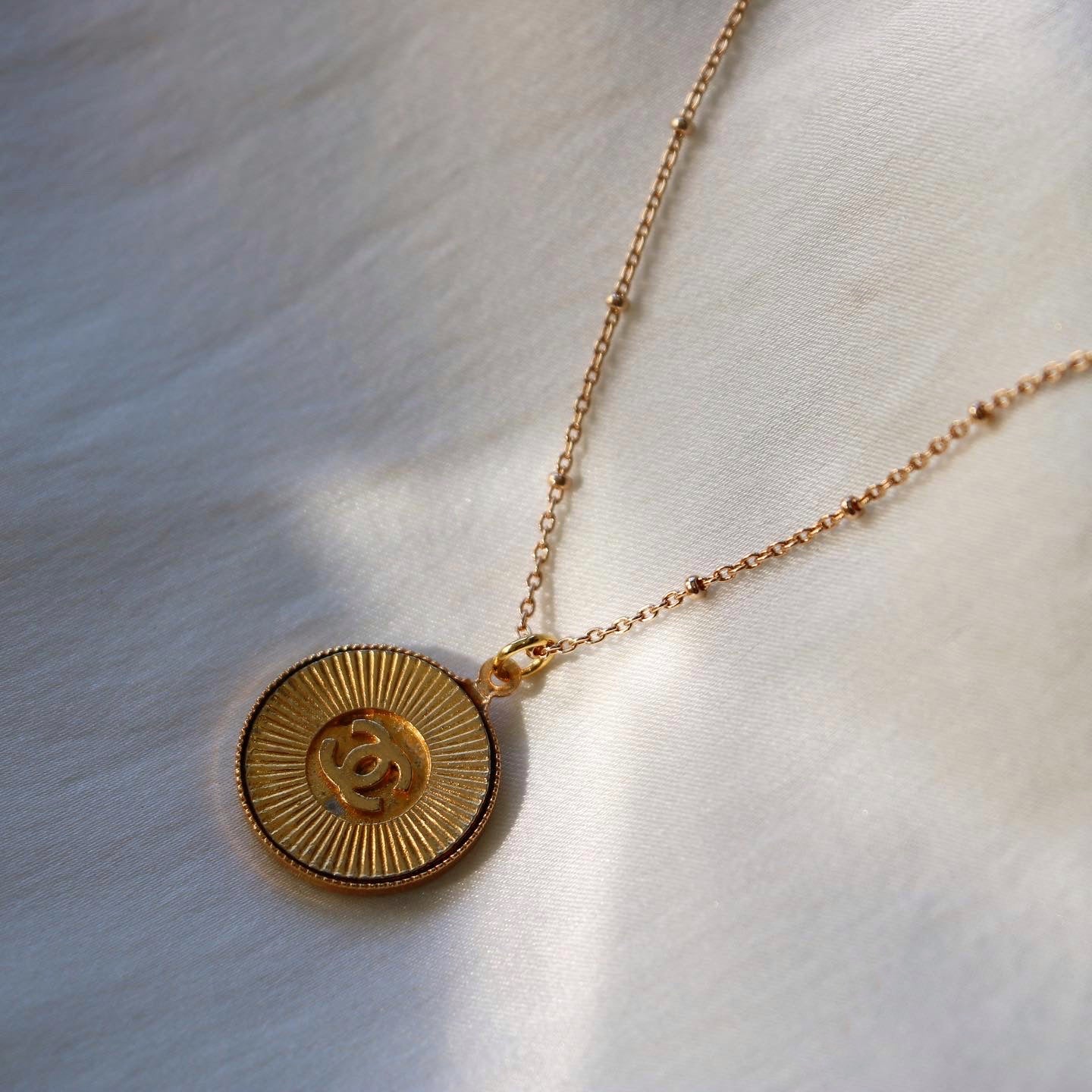 COLLIER UPCYCLÉ CHANEL SOLEIL "IMPARFAIT"
