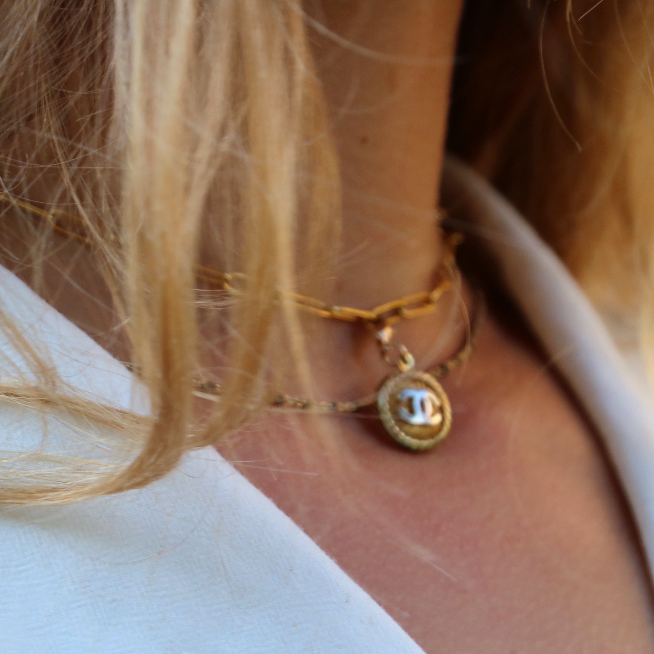 COLLIER CHOKER À CHARM UPCYCLÉ CHANEL
