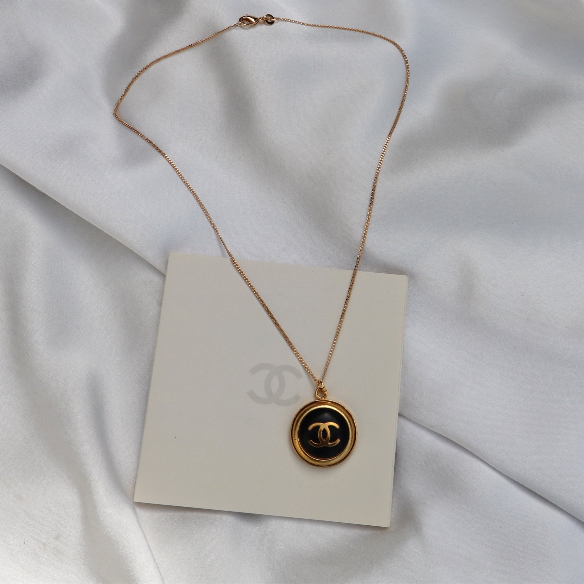 COLLIER UPCYCLÉ CHANEL | NOIR ET DORÉ