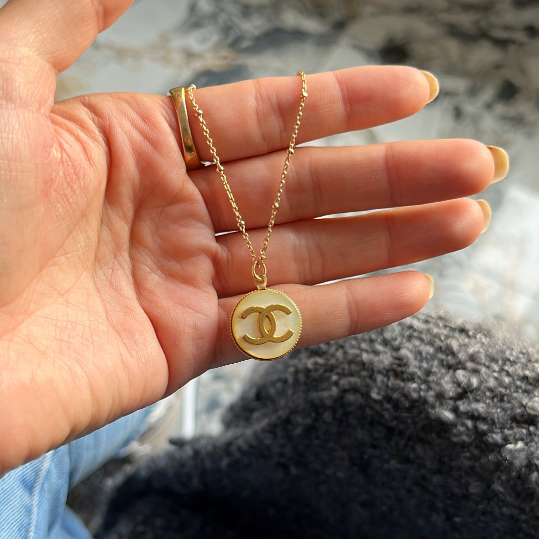 COLLIER RARE UPCYCLÉ CHANEL | NACRE