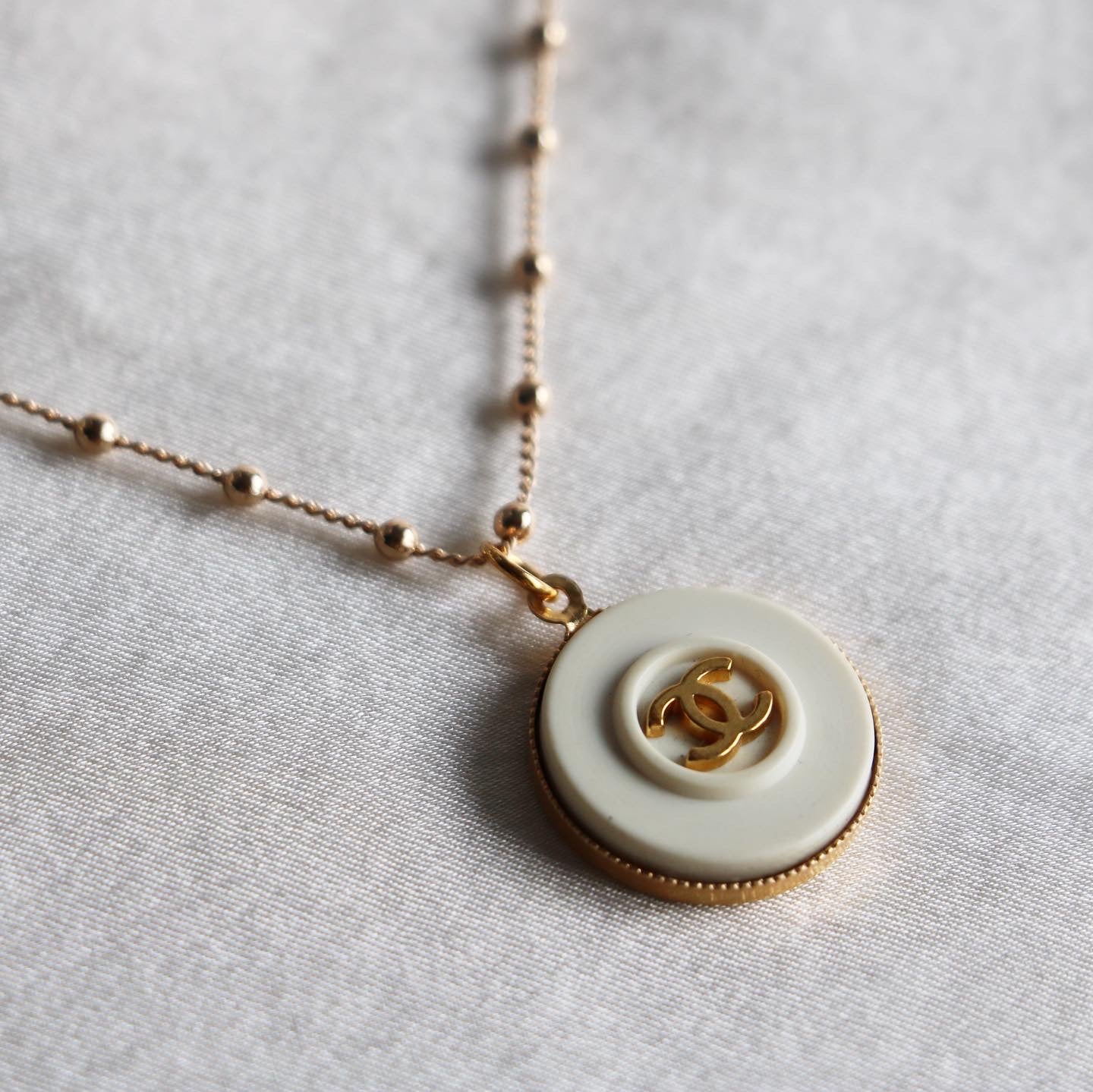 COLLIER UPCYCLÉ CHANEL | BLANC
