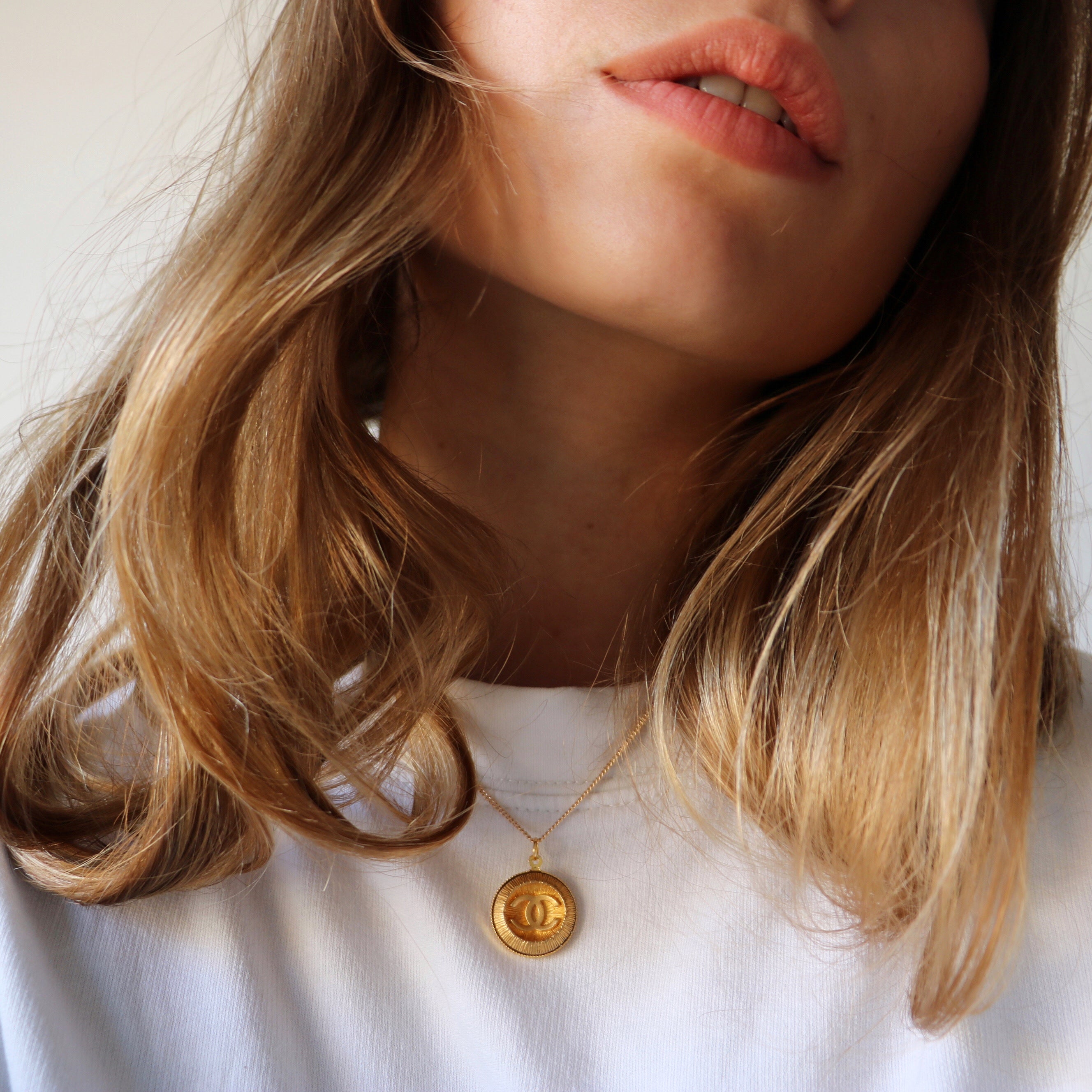 COLLIER UPCYCLÉ CHANEL | BOUTON BOMBÉ