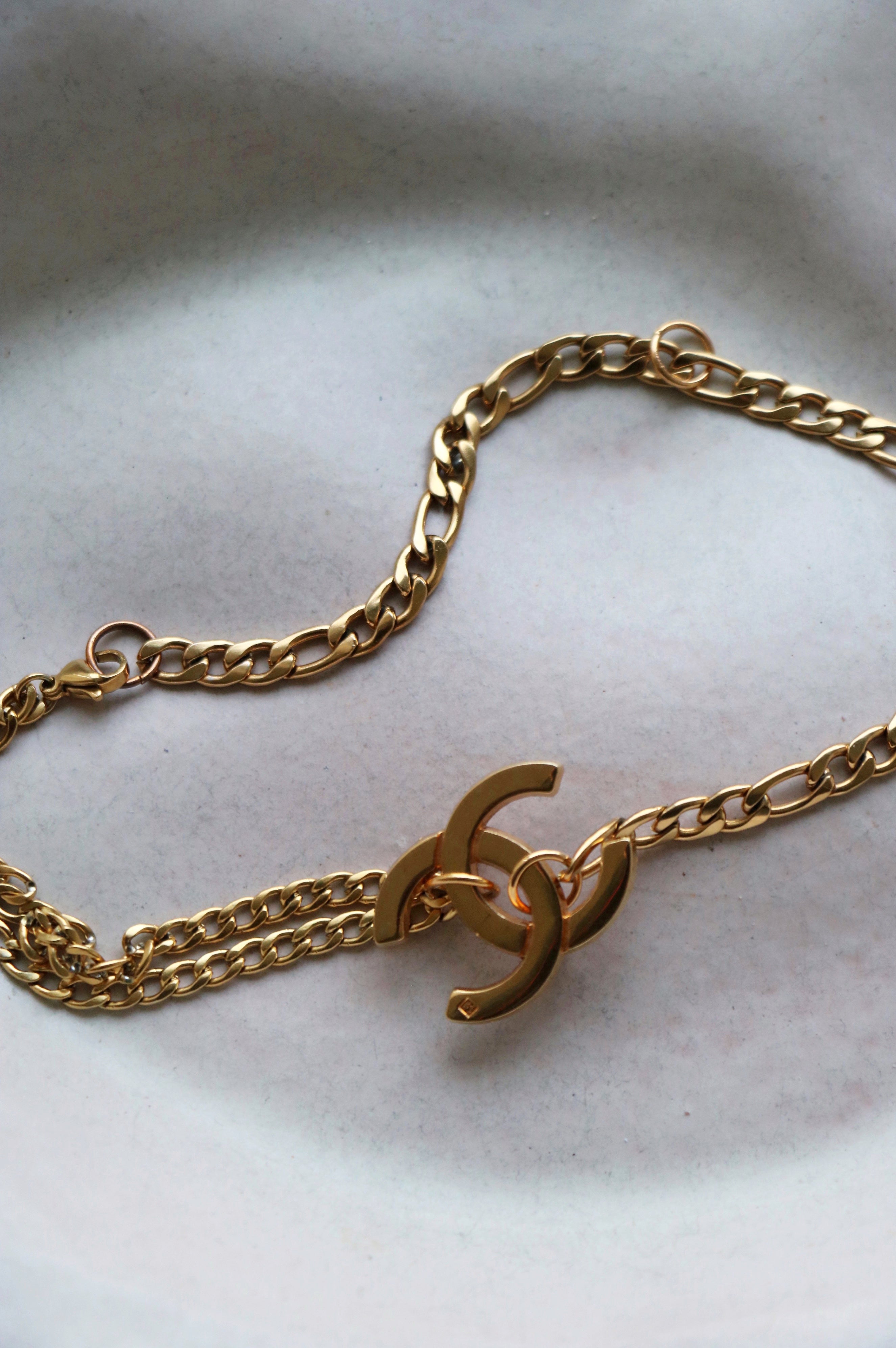 COLLIER CHOKER UPCYCLÉ CHANEL