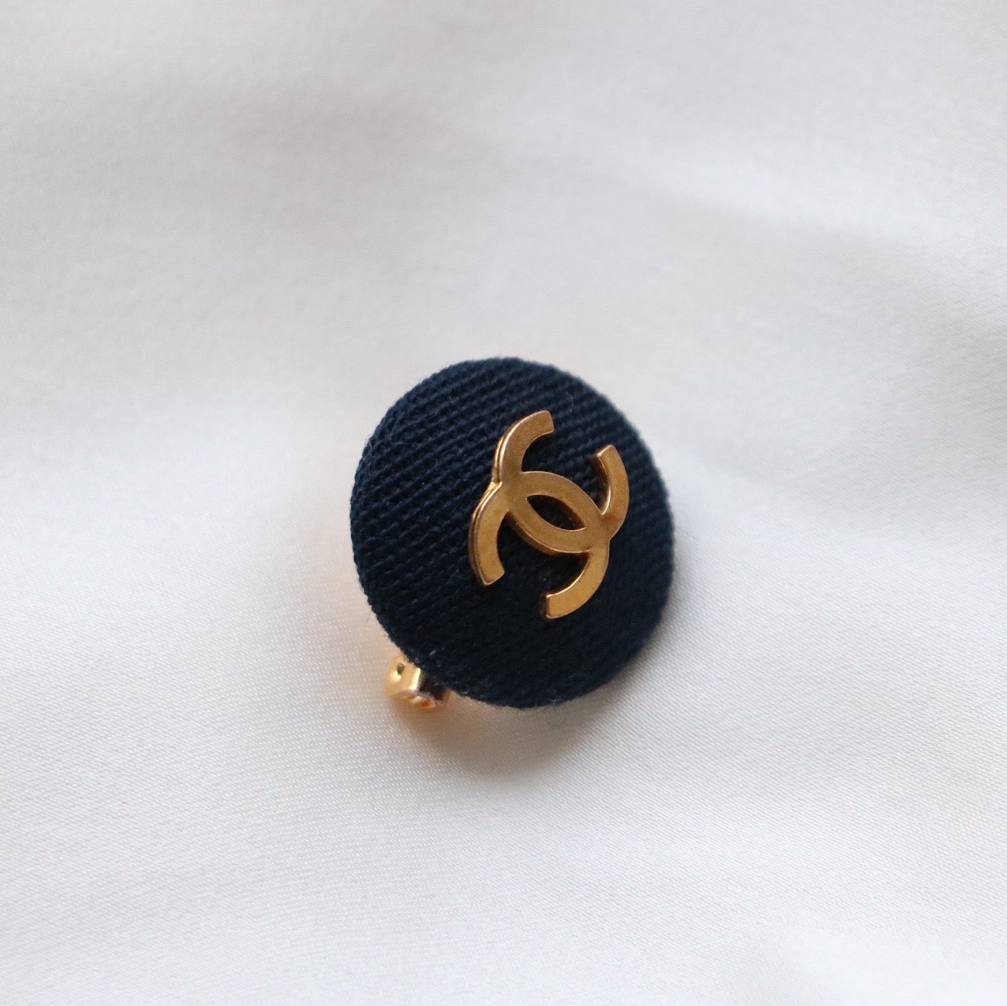 BROCHE UPCYCLÉE CHANEL | BLEU NAVY EN TISSU