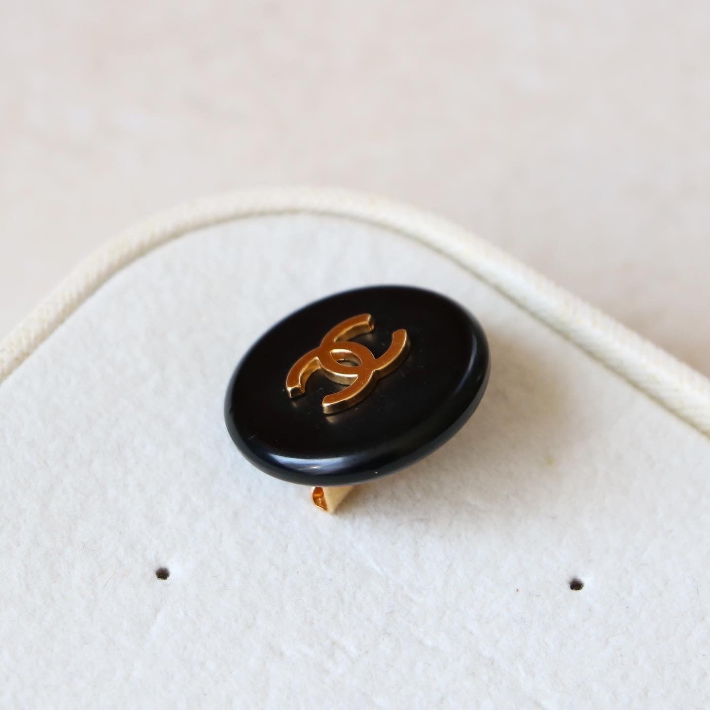 BROCHE UPCYCLÉE CHANEL NOIRE