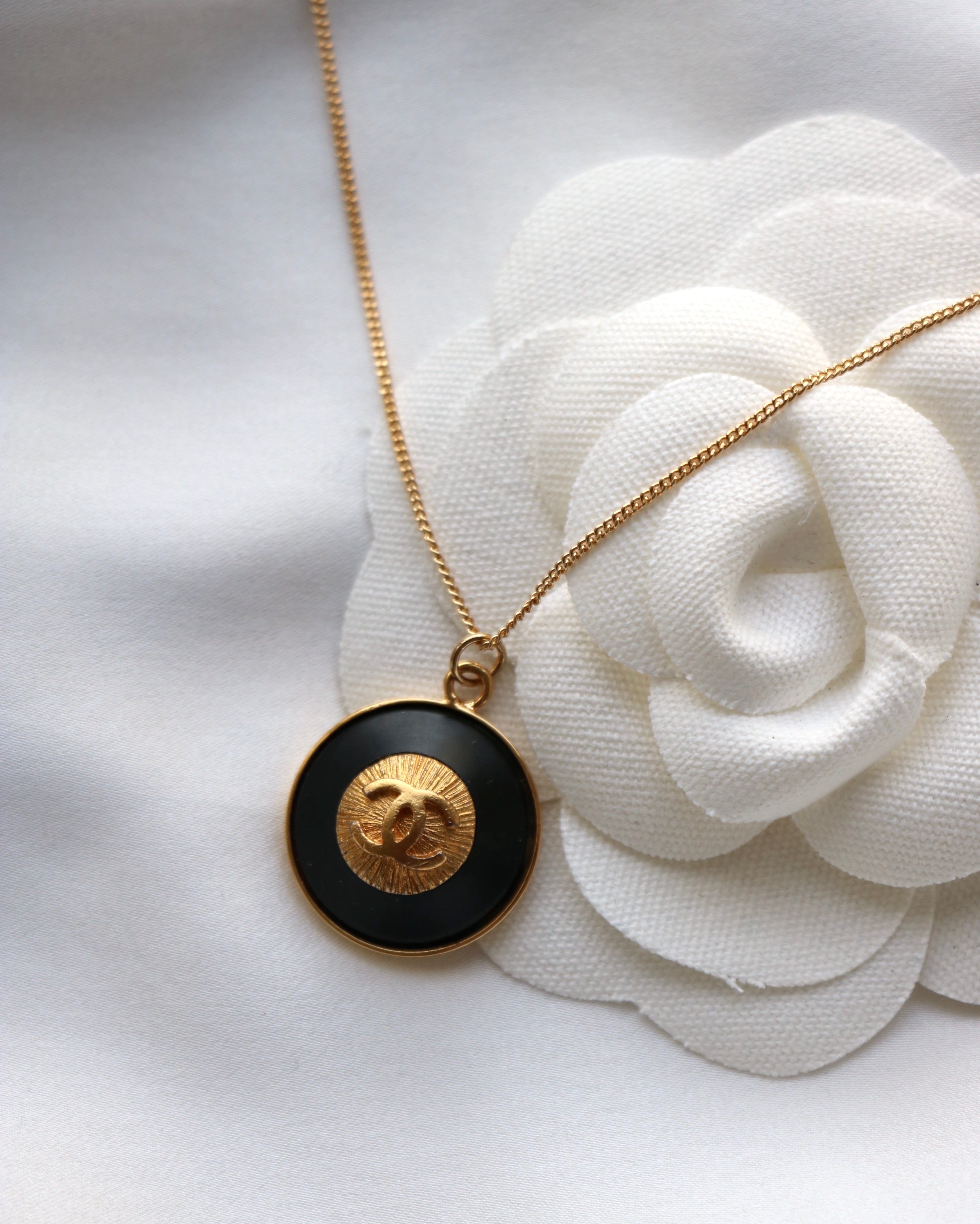 COLLIER UPCYCLÉ CHANEL | NOIR ET DORÉ