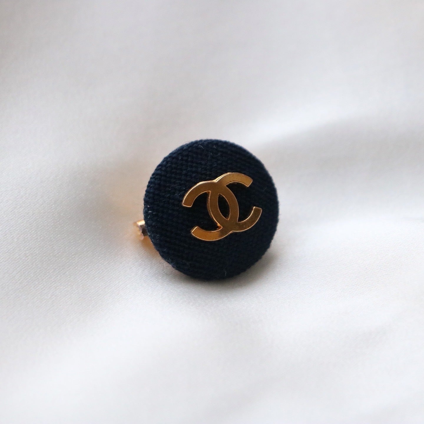 BROCHE UPCYCLÉE CHANEL | BLEU NAVY EN TISSU