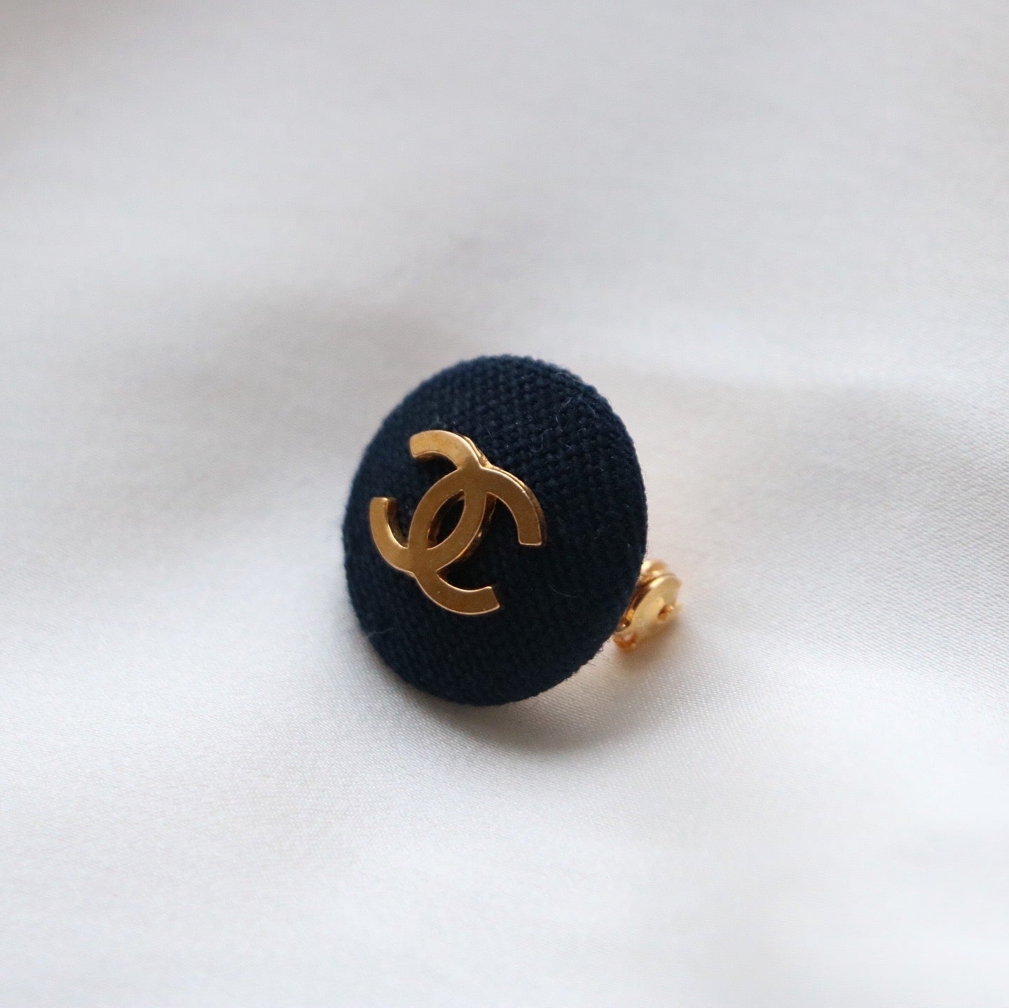 BROCHE UPCYCLÉE CHANEL | BLEU NAVY EN TISSU