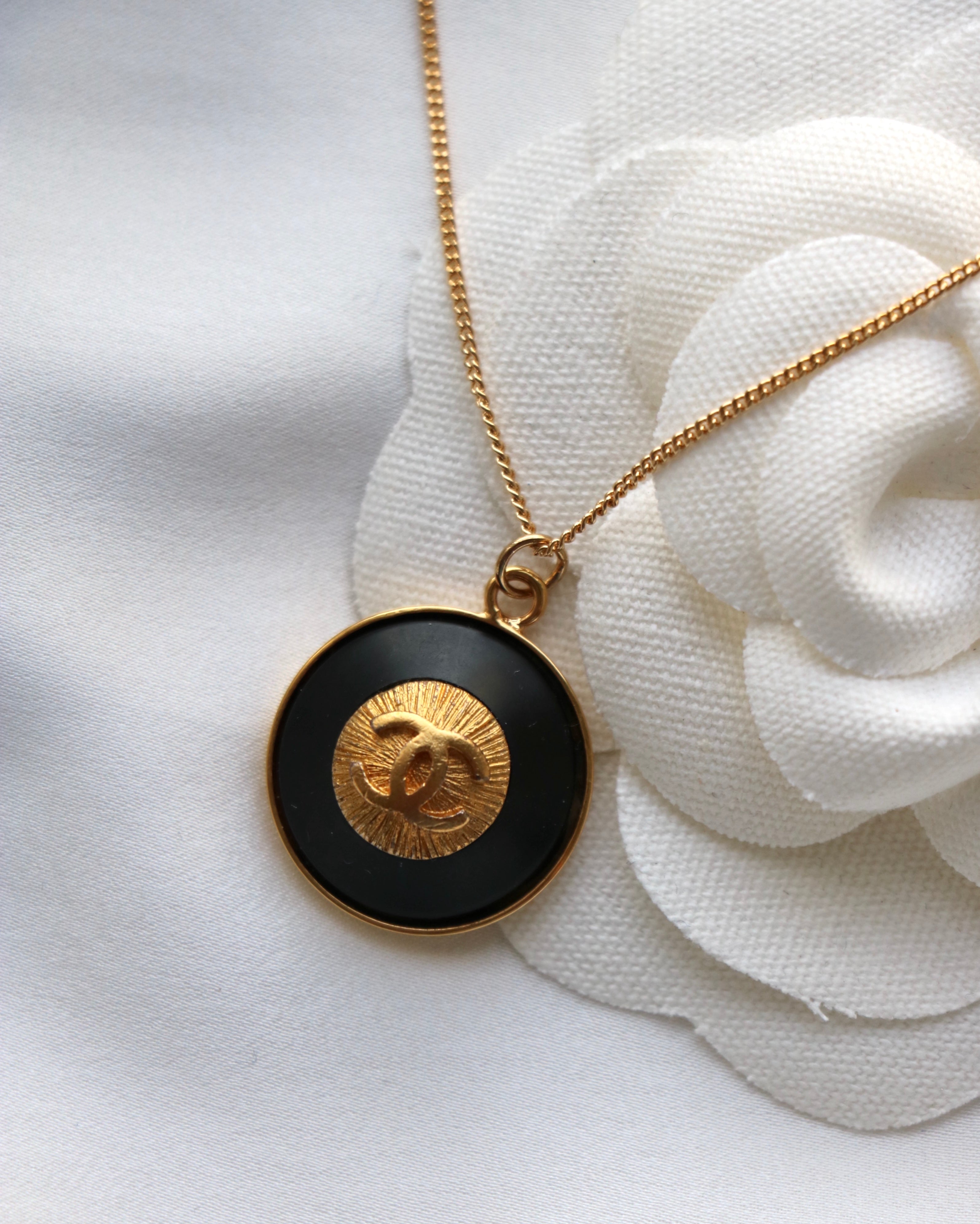 COLLIER UPCYCLÉ CHANEL | NOIR ET DORÉ
