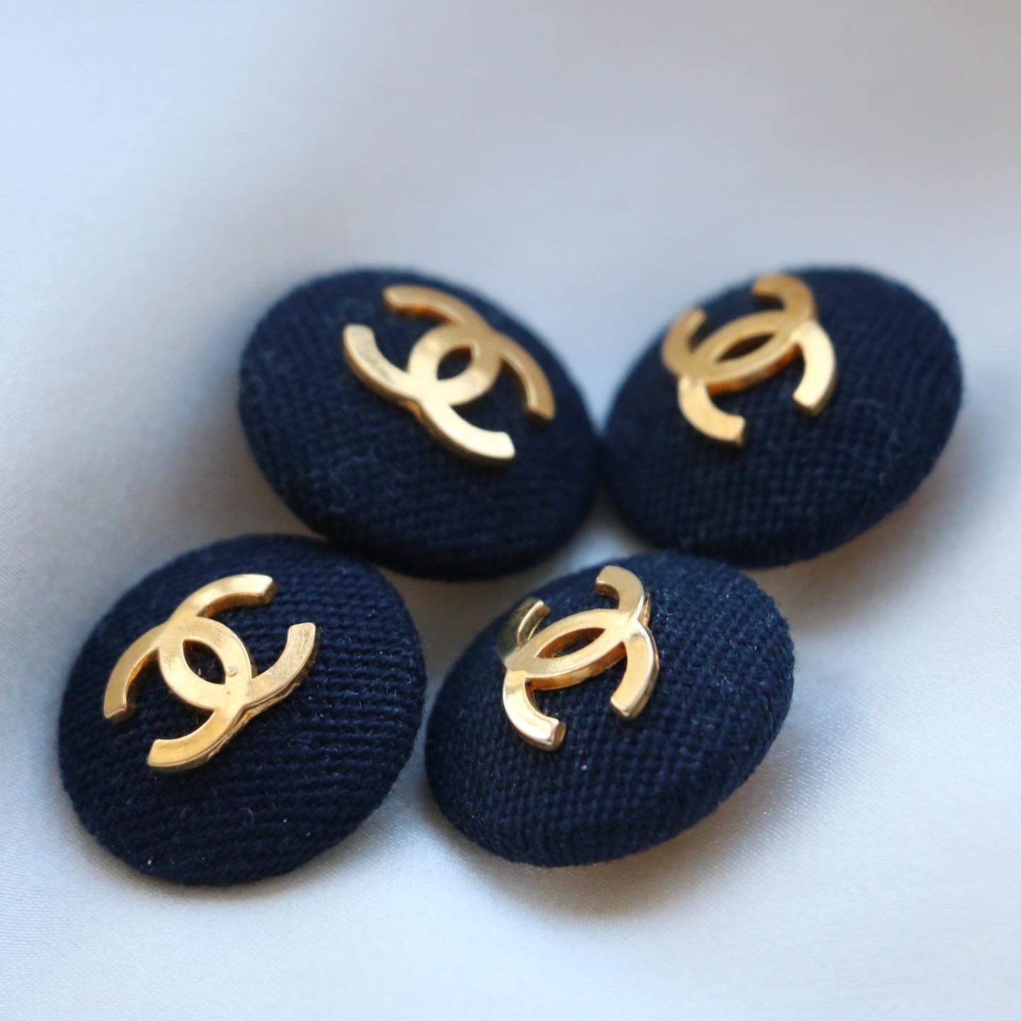 BROCHE UPCYCLÉE CHANEL | BLEU NAVY EN TISSU