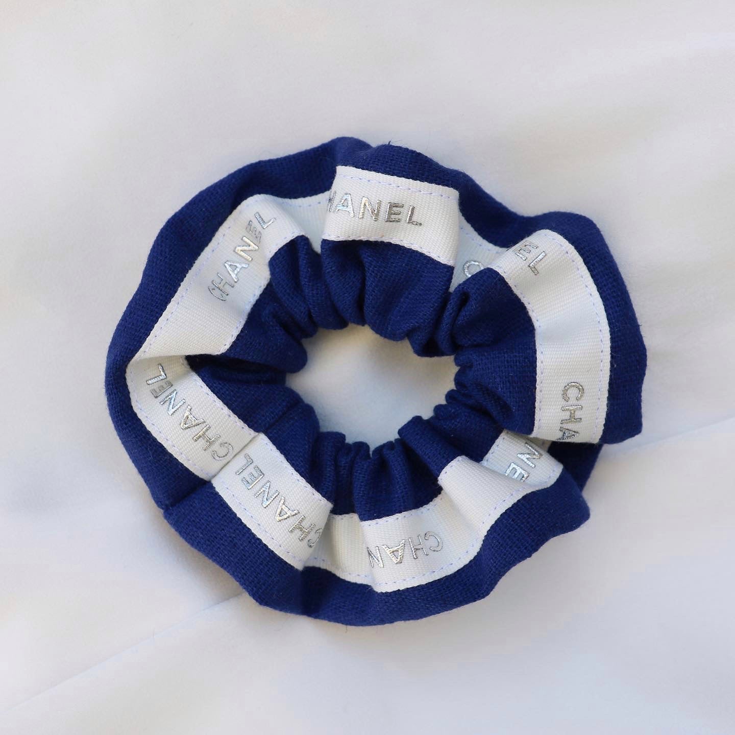 CHOUCHOU UPCYCLÉ CHANEL | BLEU MARINE & ARGENTÉ