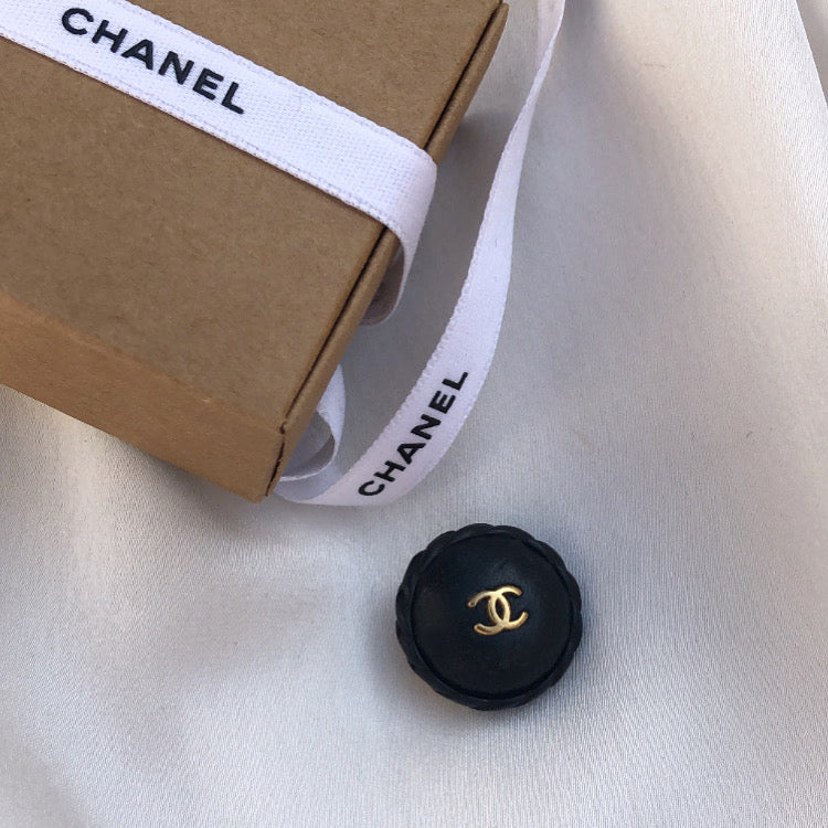 BROCHE UPCYCLÉE BOUTON CHANEL | CUIR