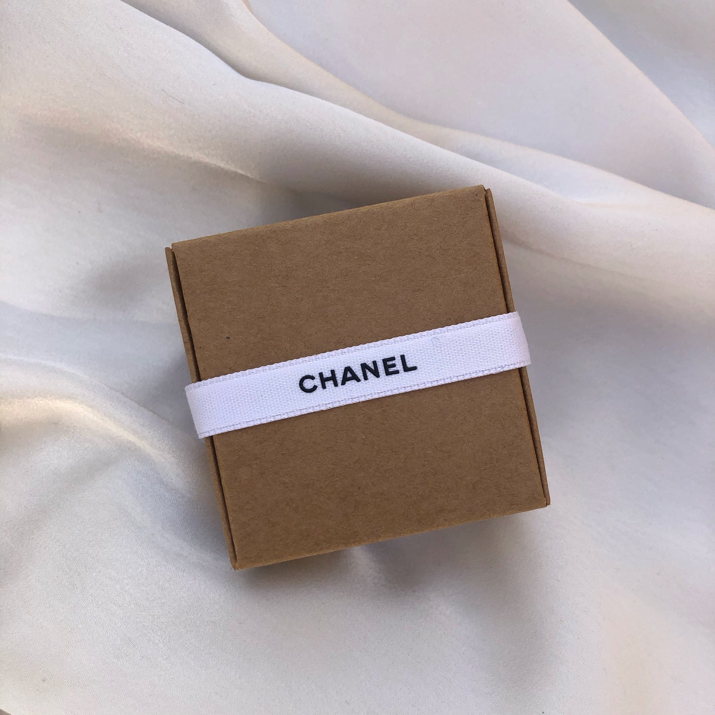 BROCHE UPCYCLÉE BOUTON CHANEL | CUIR