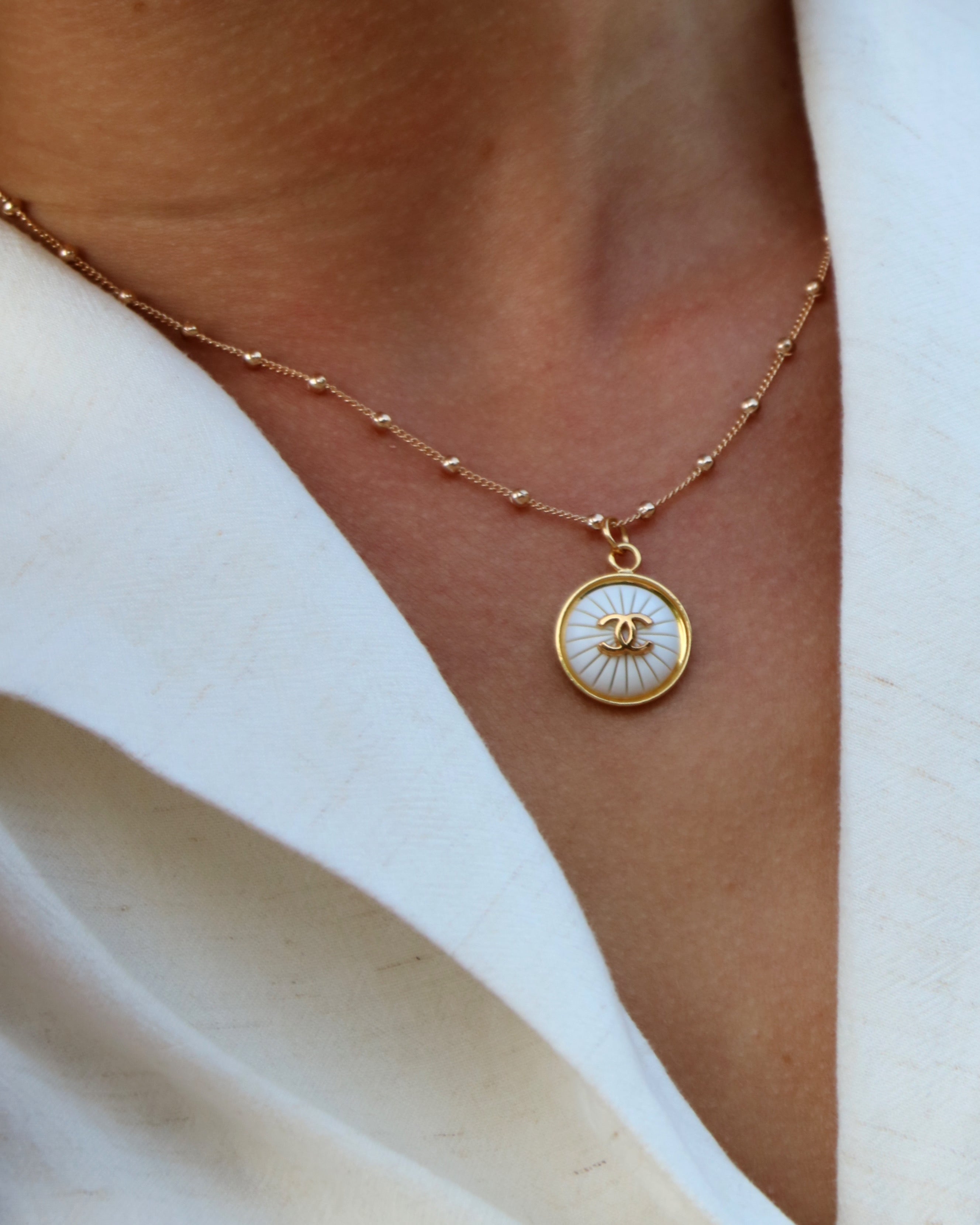COLLIER UPCYCLÉ CHANEL | BLANC À RAYURES